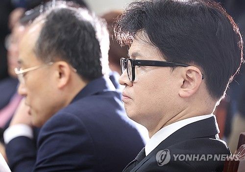 최고위원 발언 경청하는 한동훈 대표