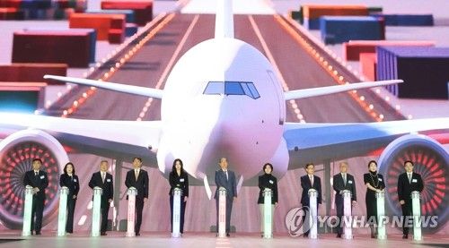 기념식 세리머니 하는 한덕수 총리