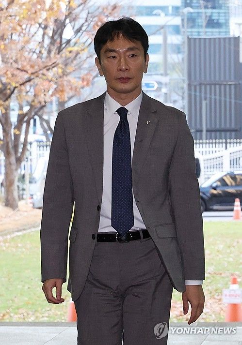서울청사 들어서는 이복현 금감원장