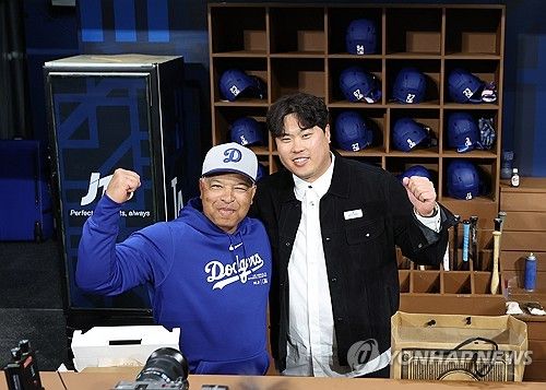 기념촬영하는 류현진과 데이브 로버츠 감독