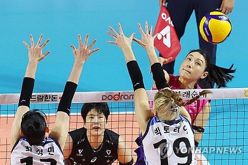 공격하는 김연경