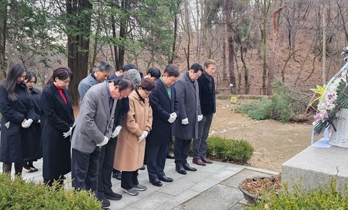 이준 열사 묘역에 참배하는 월드옥타 임직원