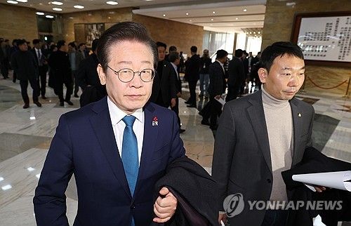 본회의 입장하는 이재명 대표