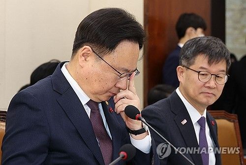 안경 고쳐쓰는 조규홍 장관