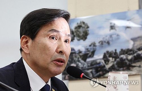 질의에 답변하는 김선호 국방부 차관