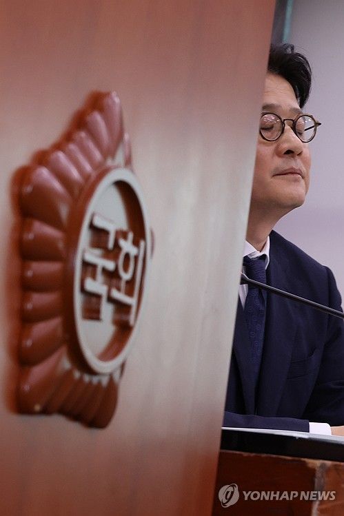 질의 받는 이창수 서울중앙지검장