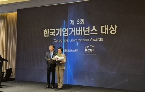 (서울=연합뉴스) 송은경 기자 = 권선주 KB금융지주 이사회 의장(오른쪽)과 정운찬 전 국무총리가 5일 여의도 콘래드호텔에서 열린 제3회 한국기업거버넌스대상 시상식에서 기념 촬영을 하고 있다. 2024.10.5 norae@yna.co.kr