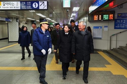 신도림역 출근길 현장 점검 나선 최호정 서울시의회 의장 