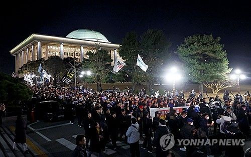 국회 촛불행진하는 시민들