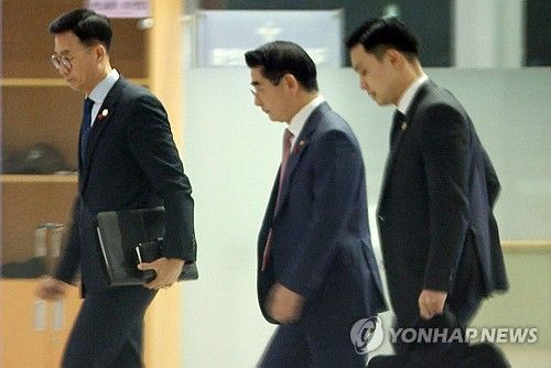 국방부로 들어서는 김용현 장관