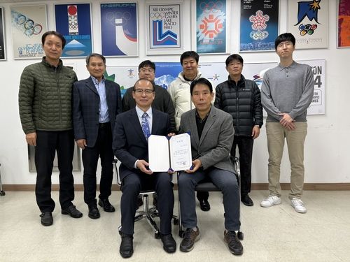 신문선 회장선거운영위원장로부터 당선장 받는 임순길(왼쪽) 루지연맹 회장 당선인