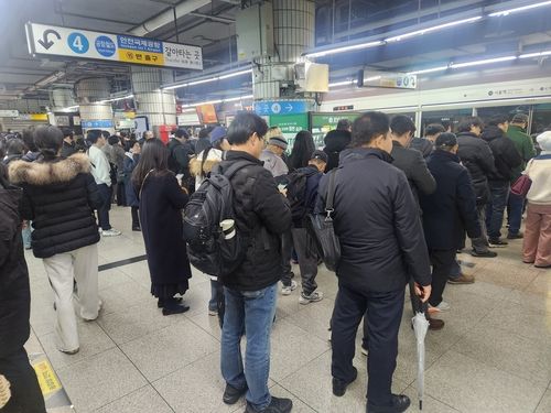서울 지하철 1호선 열차를 타기 위해 늘어선 줄