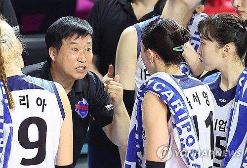 작전 지시하는 김호철 감독