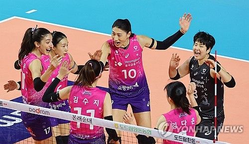 기뻐하는 흥국생명 선수들