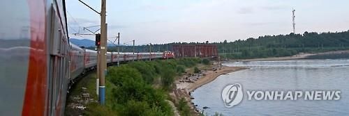 바이칼 호수 지나는 유라시아 친선특급 열차