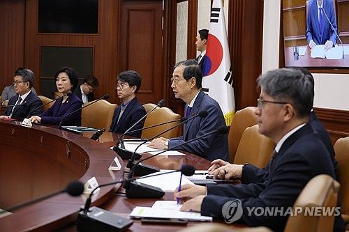 국정현안관계장관회의에서 발언하는 한덕수 총리
