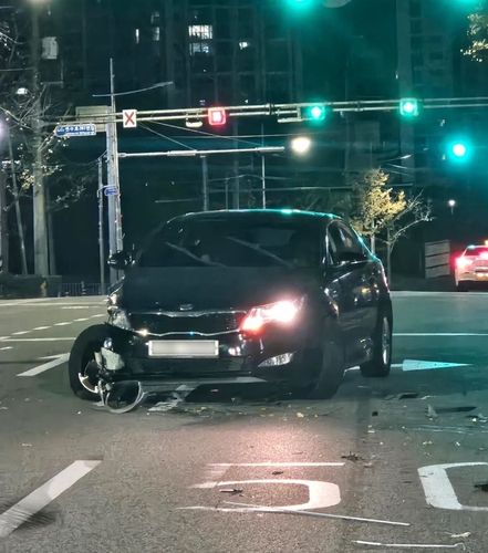 전봇대 들이받은 후 멈춰 선 자동차