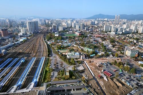 대전역과 옛 철도 관사촌(오른쪽 윗부분)[사진/조보희 기자]