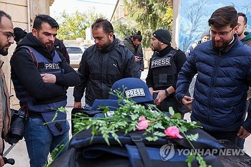 독일 통신사 소속 시리아 기자 사망에 애도하는 동료 언론인들