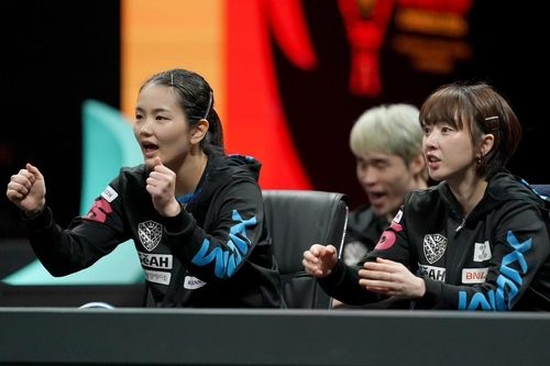 응원하는 김나영(왼쪽)과 서효원