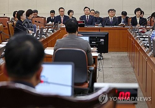 어두운 표정의 조규홍 장관