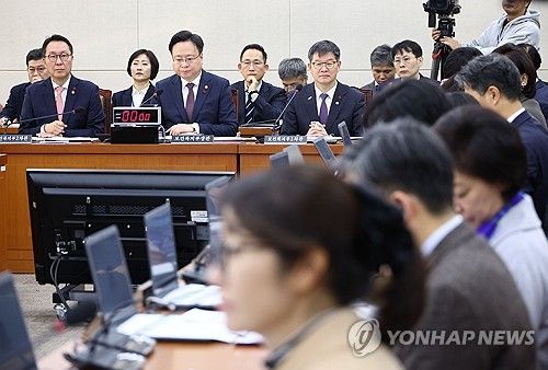 어두운 표정의 조규홍 장관