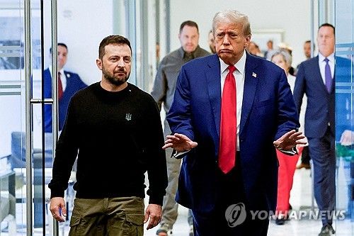 지난 9월 도널드 트럼프 대통령 당선인(우측)을 방문한 볼로디미르 젤렌스키 우크라이나 대통령(좌측)