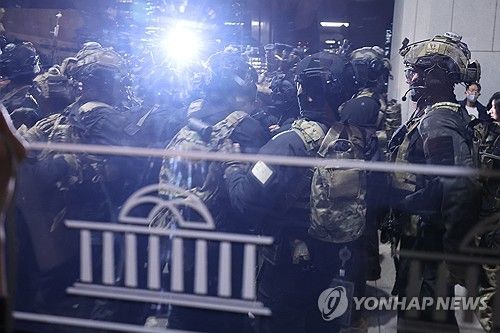 국회 본관 진입 시도하는 계엄군