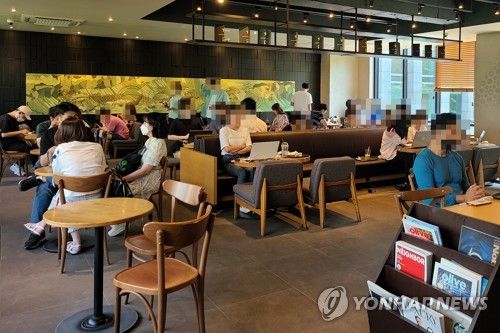 손님들로 북적이는 광화문의 한 카페