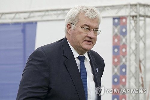 유럽안보협력기구(OSCE) 장관회의에 입장하는 시비하 우크라이나 외무장관
