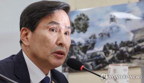 답변하는 김선호 국방부 차관