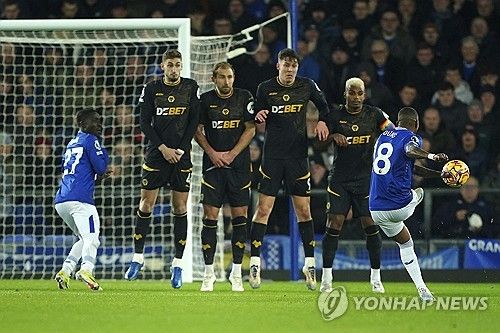 프리킥을 차는 에버턴의 애슐리 영(맨 오른쪽)