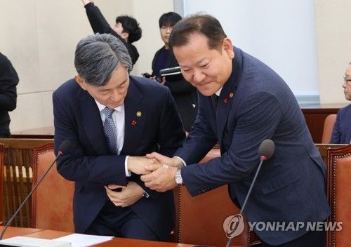 악수하는 이상민 행정안전부 장관과 조지호 경찰청장