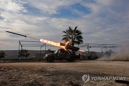 시리아 하마에서 반군이 발사한 로켓