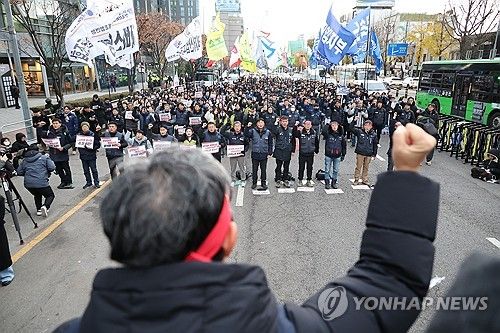 민주노총, 서울역에서 결의대회
