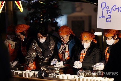 주먹밥 건네는 오월어머니들