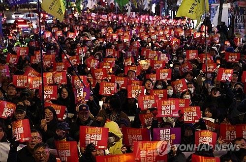 지난 4일 윤석열 대통령 퇴진을 촉구하며 용산 대통령실 방향으로 행진하는 집회 참석자들