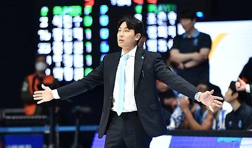 작전 지시하는 김태술 소노 감독