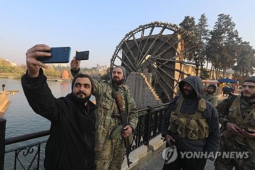 하마 점령한 뒤 셀카 찍는 시리아 반군
