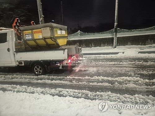 대설경보 내린 천안 도로 제설작업