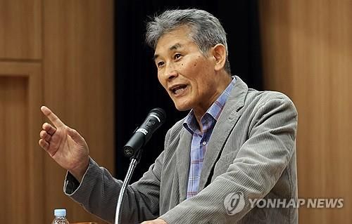 강연하는 강준만 명예교수