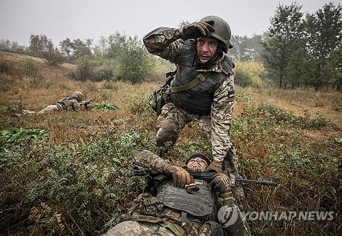 도네츠크 지역에서 전술훈련에 투입된 우크라이나군 신병들