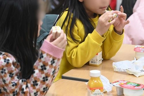 샌드위치 먹는 학생들