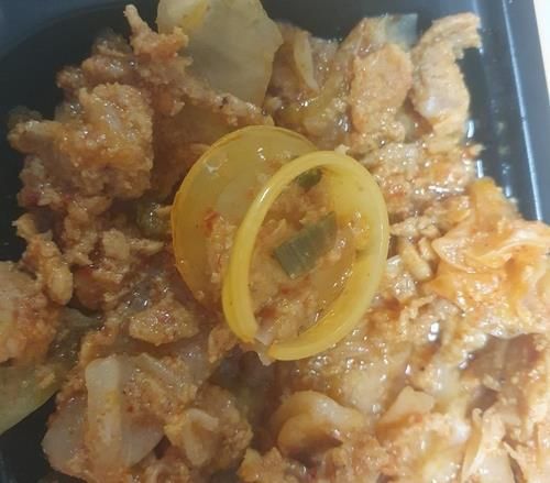 CU편의점에서 판매한 도시락의 제육볶음에서 나온 식용유 뚜껑. 식약처가 불시에 제조 현장을 조사한 결과 생산 과정에 들어간 것으로 확인됐다. [제보자 A씨 제공. 재판매 및 DB금지]