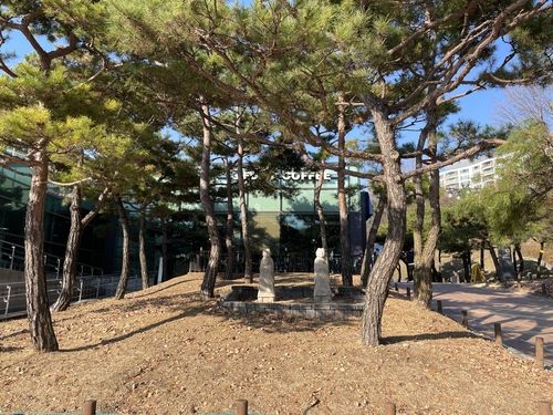 옥외전시장 동자석