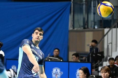 훈련하는 우리카드의 외국인선수 니콜리치