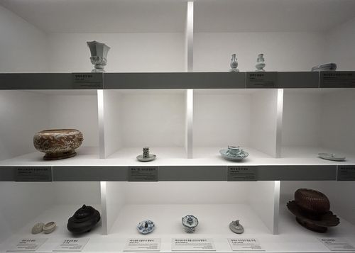 향로가 모인 책가도 