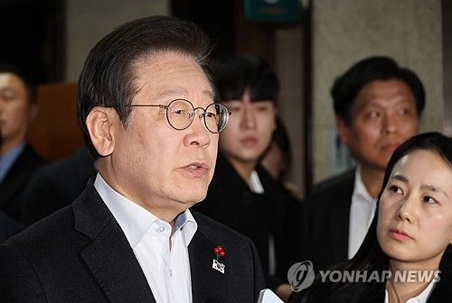 의원총회 참석하며 발언하는 이재명 대표