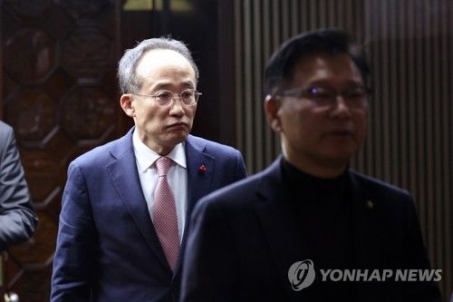 의총 정회 후 나오는 추경호 원내대표