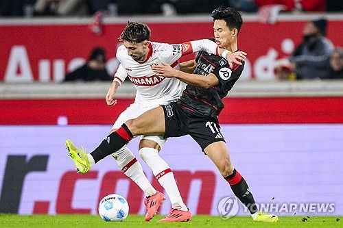 슈투트가르트와의 경기에 출전한 정우영(오른쪽)